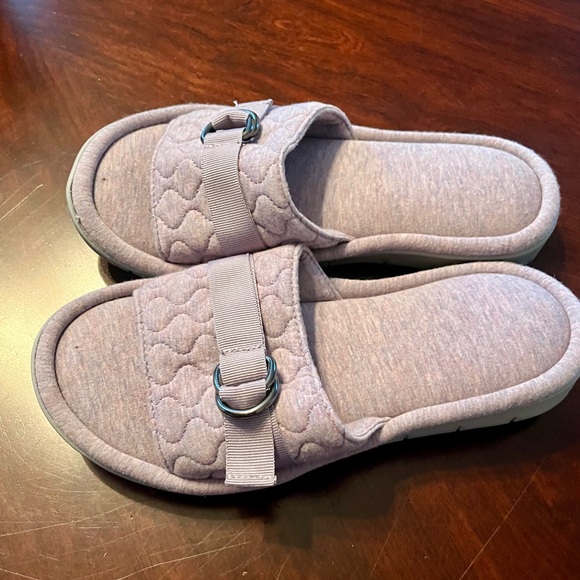 Women’s Isotoner Lavender Slippers - Picture 2 of 4